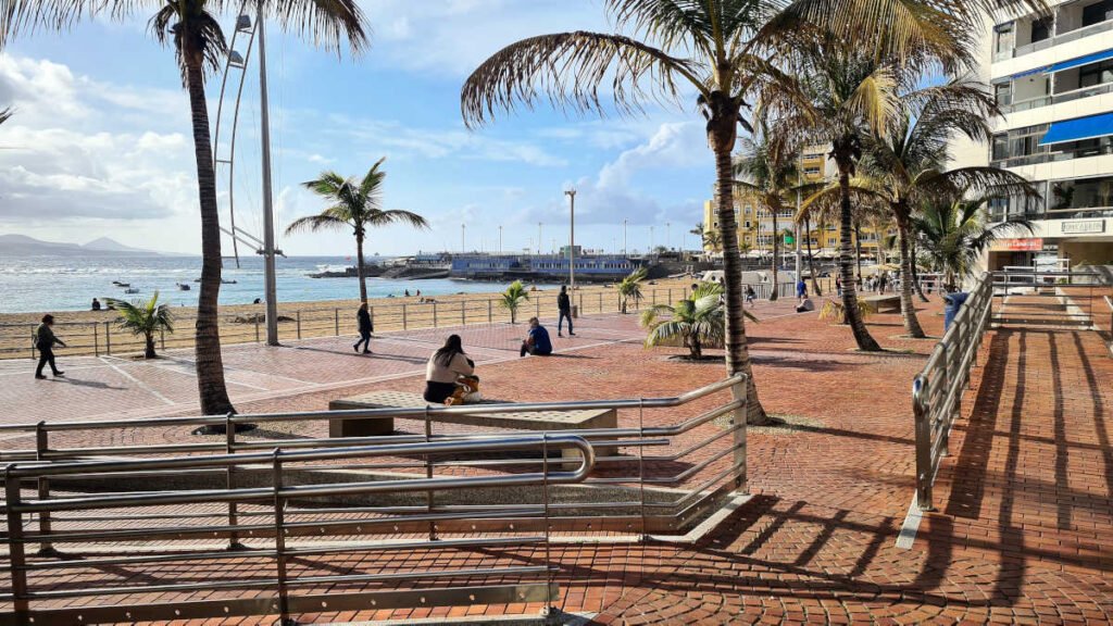 Plaza de Saulo Torón mit Blick Richtung Küstenabschnitt La Puntilla Las Palmas Gran Canaria