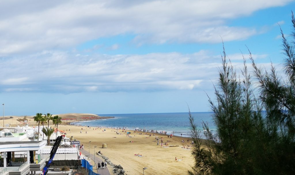 Blick von der Dachterrasse auf den Playa  del Faro Maspalomas im Hintergrund die Dünen