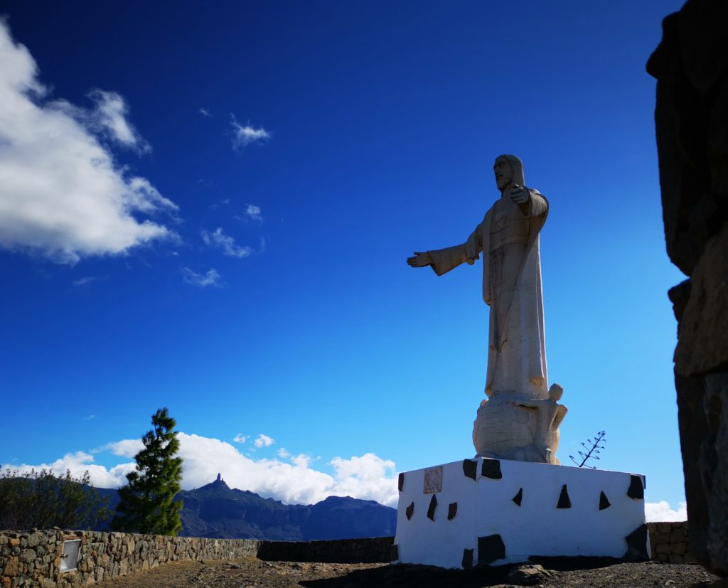 Im Hindergrund die Berge von Artenara, die Christusstatue rechts im Bild.