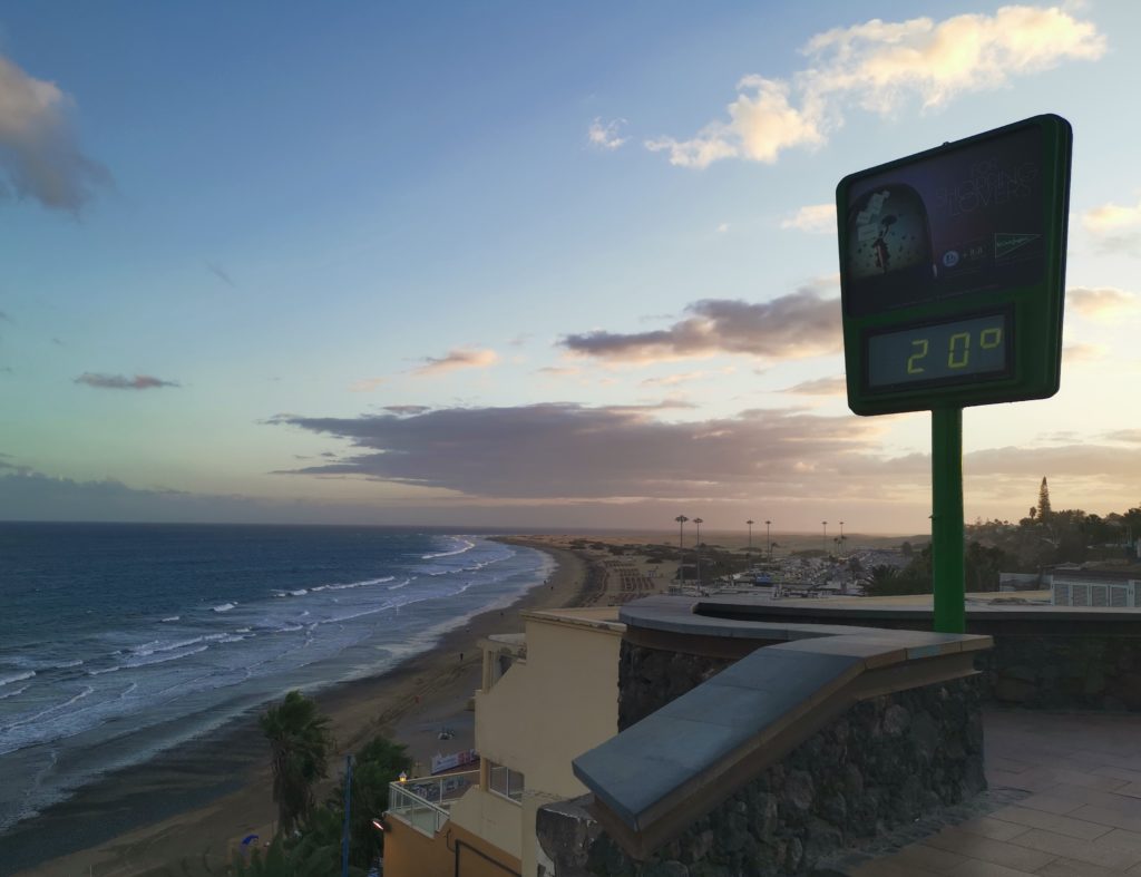 Promenade von Playa del Ingès abends bei 20 Grad 
