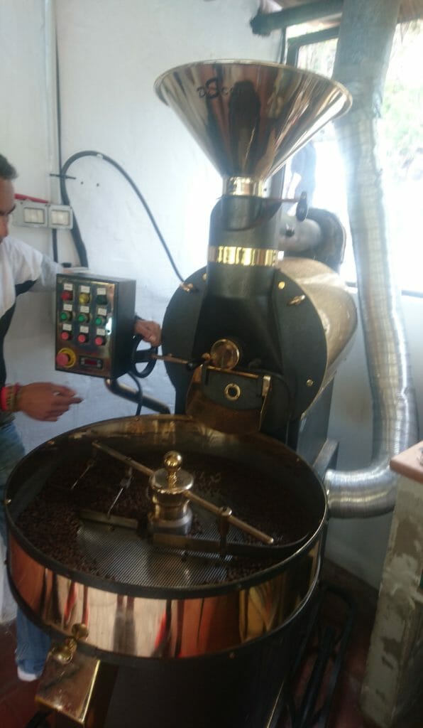 Trommelröstung von Kaffee auf der Finca La Laja & Bodega Los Berrazales Agaete Gran Canaria