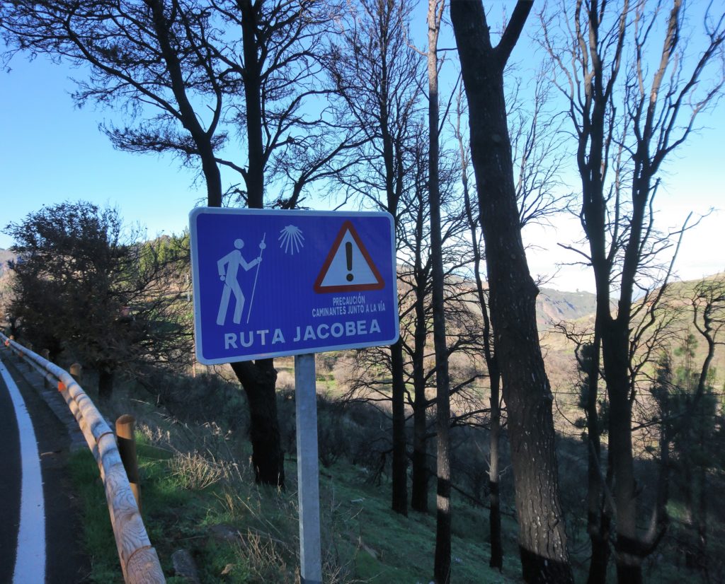 Hinweisschild für Autofahrer: Das Pilger die Fahrbahn kreuzen.
Jackobs Wanderweg Gran Canaria