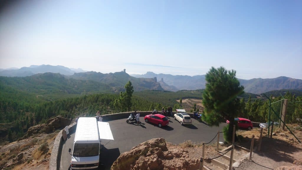 Mit dem Auto auf Tour Gran Canaria mit Blick auf den Roque Nublo