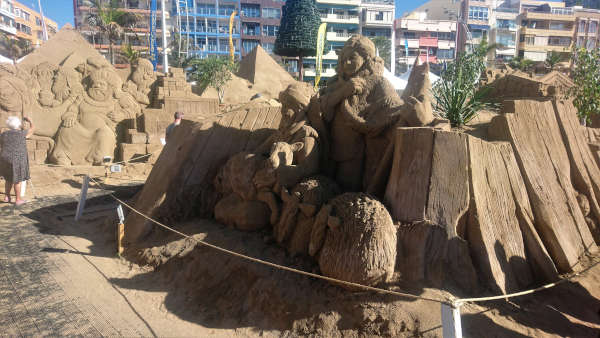 Kunst aus Sand- Die Sangrippe Belèn zur Adventszeit in Las Palams de Gran Canaria