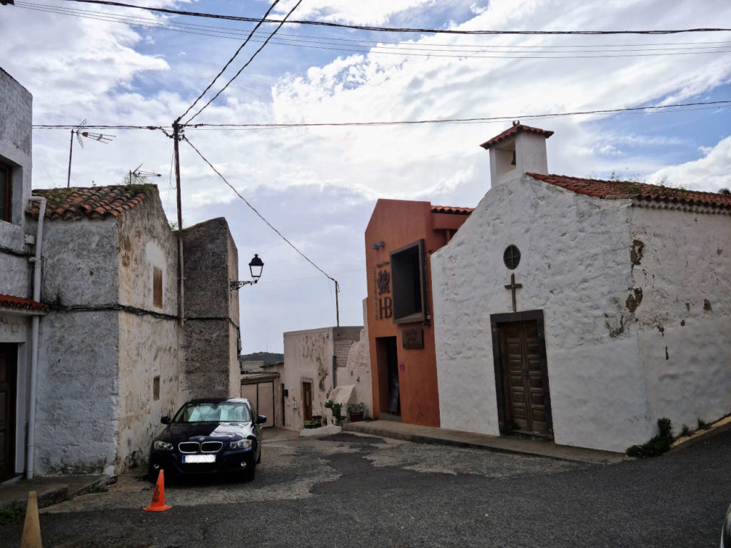 Kirche in der Sackgasse die zum Zugang Caldera de Bandama führt