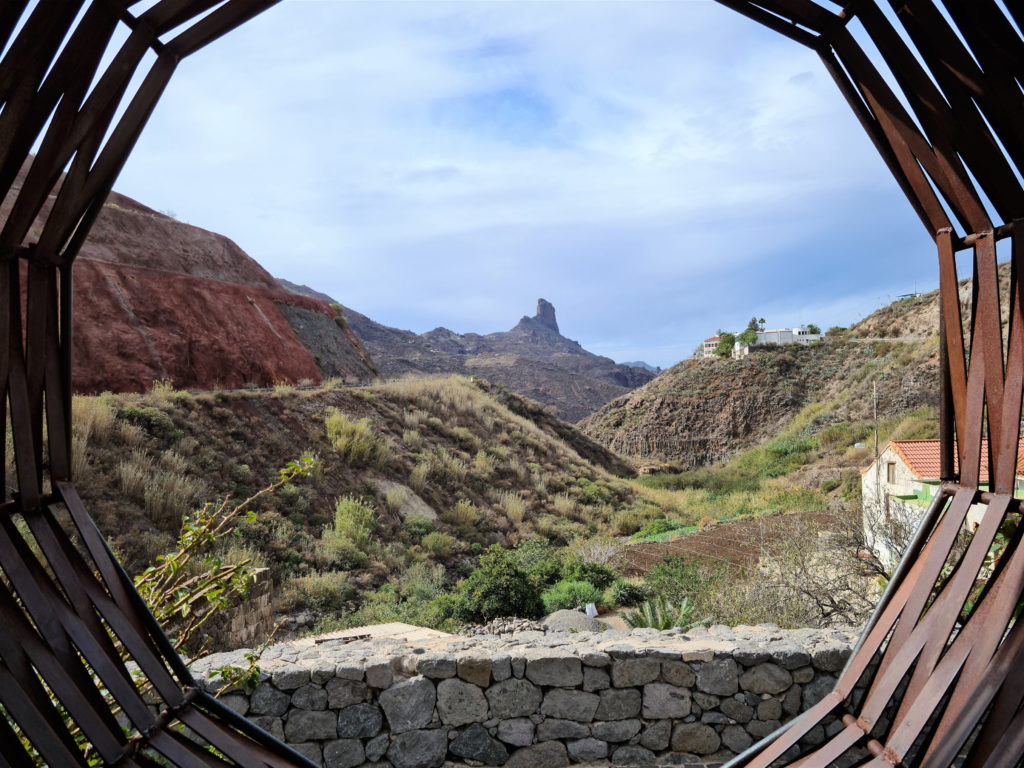 Die Felsformation Roque Bentayga Tejeda Gran Canaria 12 den Hindergrund bildet der Roque Bentayga als Fotomotiv -Mirador La Cesta