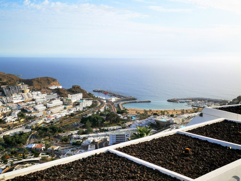 Puerto Rico Gran Canaria Blick auf den Yachthafen und Strand