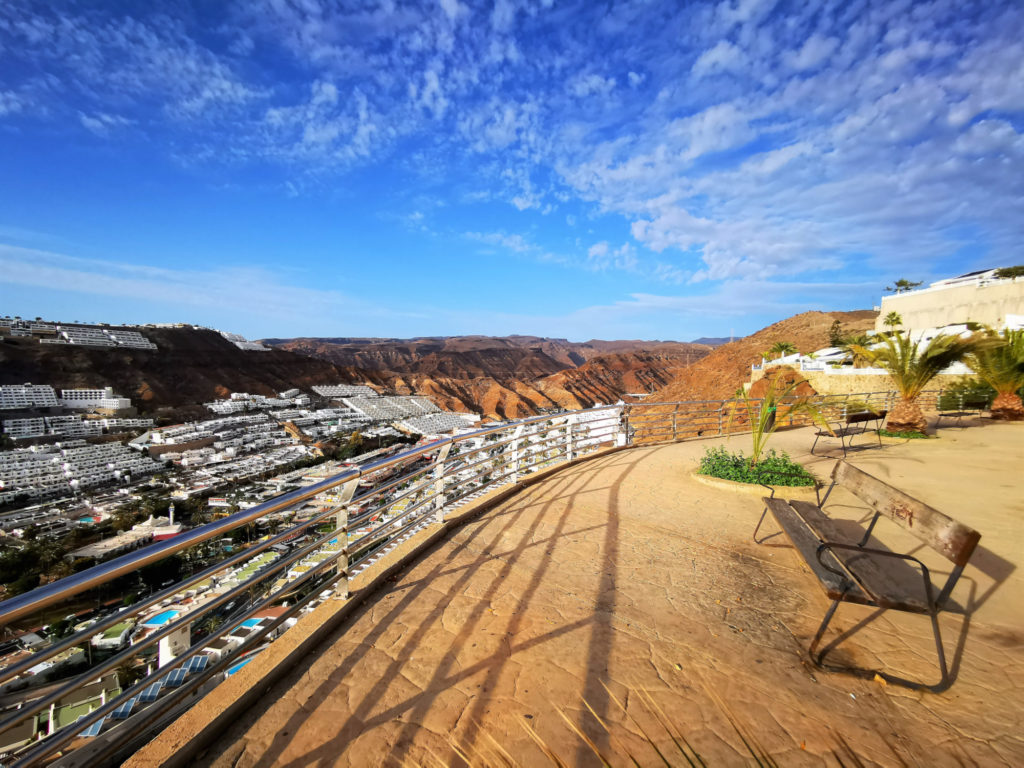 Sitzmöglichkeiten am Aussichtspunkt Puerto Rico (Mirador) Gran Canaria