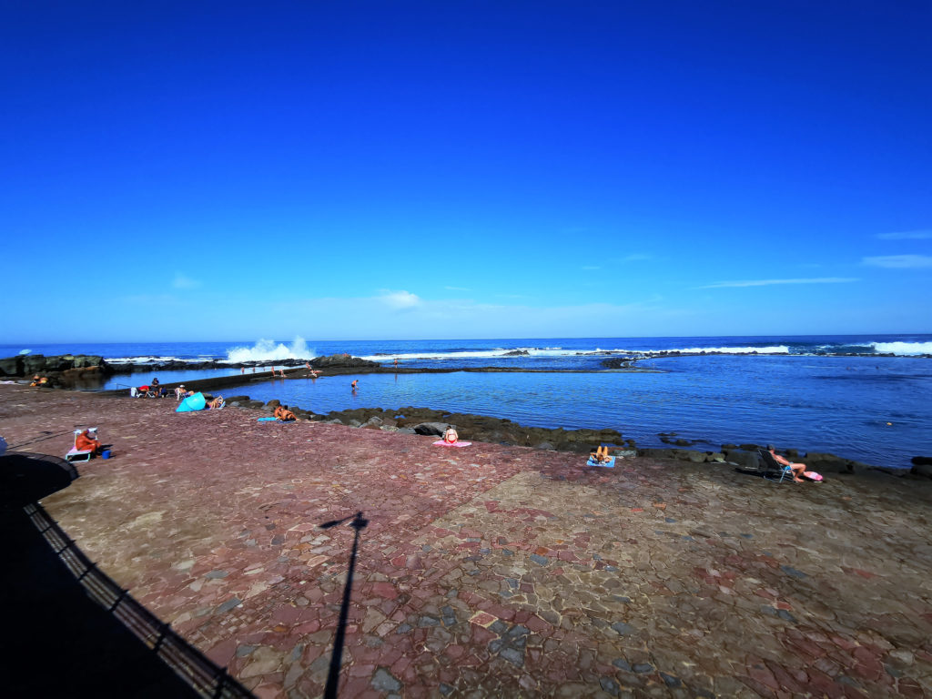 Das dritte Naturschwimmbecken am Playa Los Charcones De Bañaderos, liegt oberhalb und ist etwas kleiner