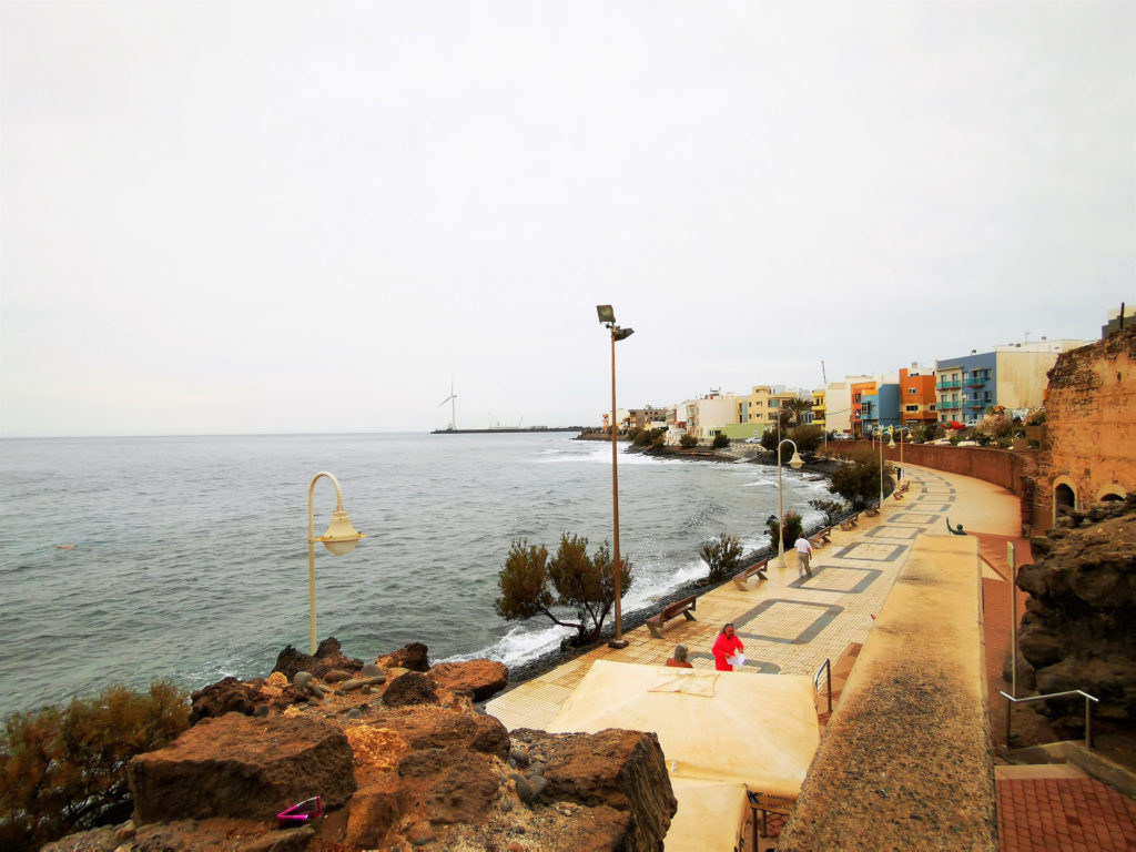 Dieie Promenade führt von Norden in Richtung Süden zum Playa Arinaga