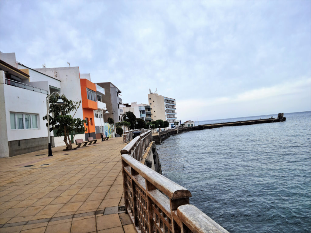 Playa de Arinaga Gran Canaria 23 Promenade mit Pier Playa Arinaga