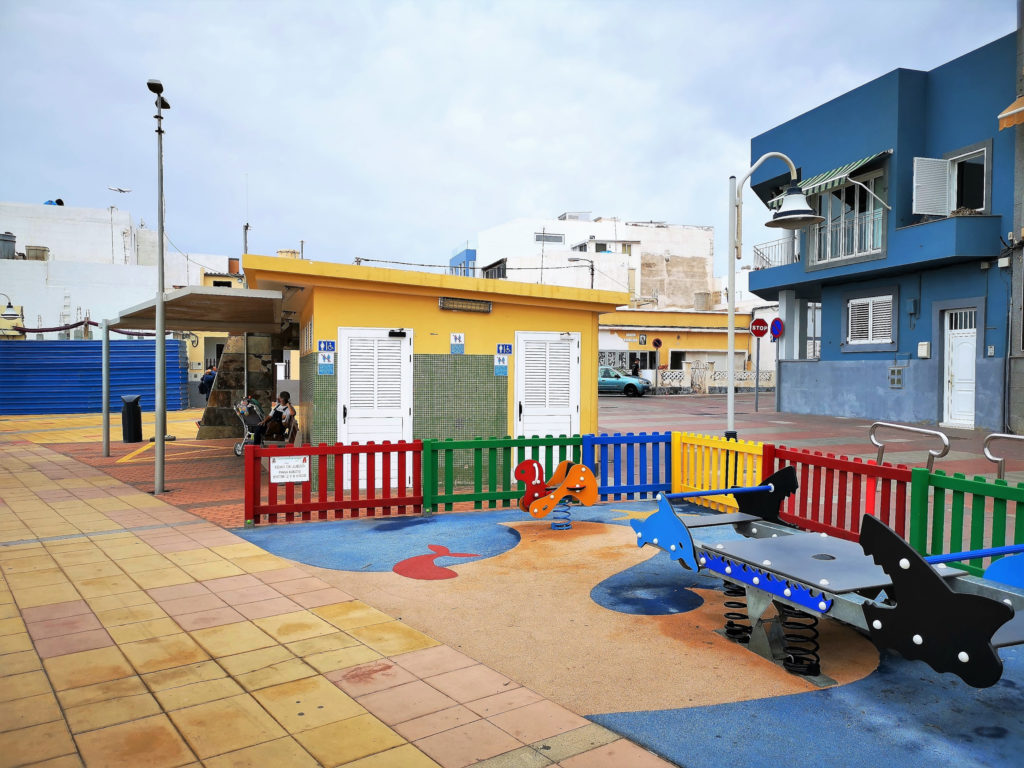 Toiletten sind auch am Strand Playa Arinaga vorhanden