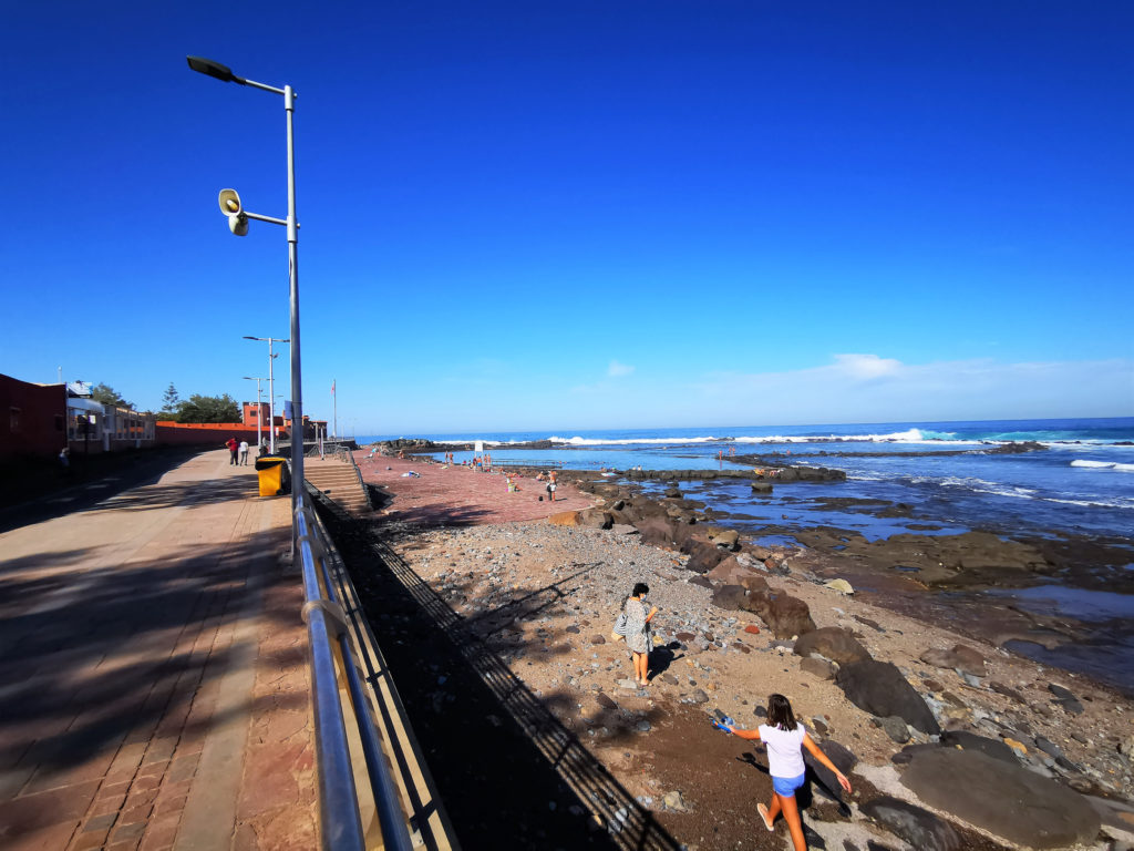 Vom Strand Playa Las Salinas Bañaderos gelagst du zu den Naturschwimmbecken Los Charcones De Bañaderos