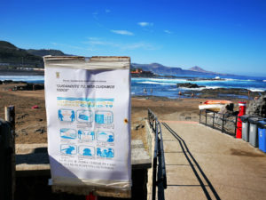 Hinweisschild & Abfalltonnen am Zugang vom Strand Playa El Puertillo