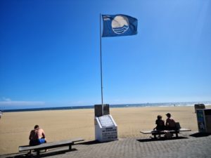 Blaue Strand Flagge am Playa de Maspalomas Gran Canaria