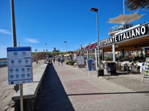 Promenade mit Restaurants, Bars und Cafés oberhalb vom Strand Playa de Meloneras -Maspalomas