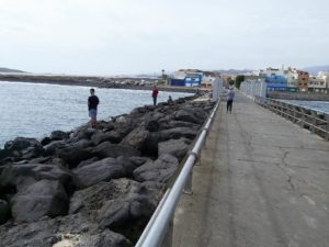Küste Playa del Burrero - oberhalb vom Steg findest du Angler