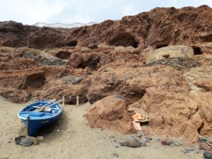 Nischen und Höhlenwohnungen findest du auch am Playa del Burrero Ingenio Gran Canaria