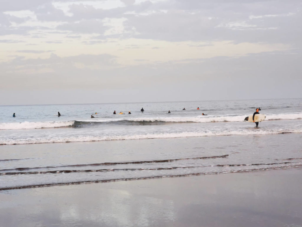 Der Strand Playa de La Restinga ist beliebt bei Surfern