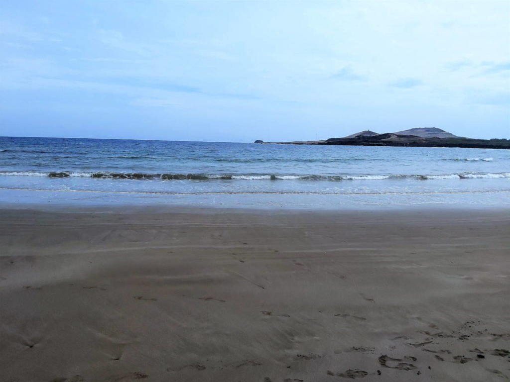 Feiner Sandstrand an der Küste vom Playa de Ojos de Garza