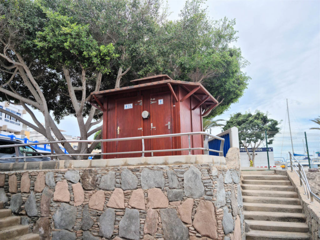 Öffentliche Toiletten sind auch am Strand vorhanden