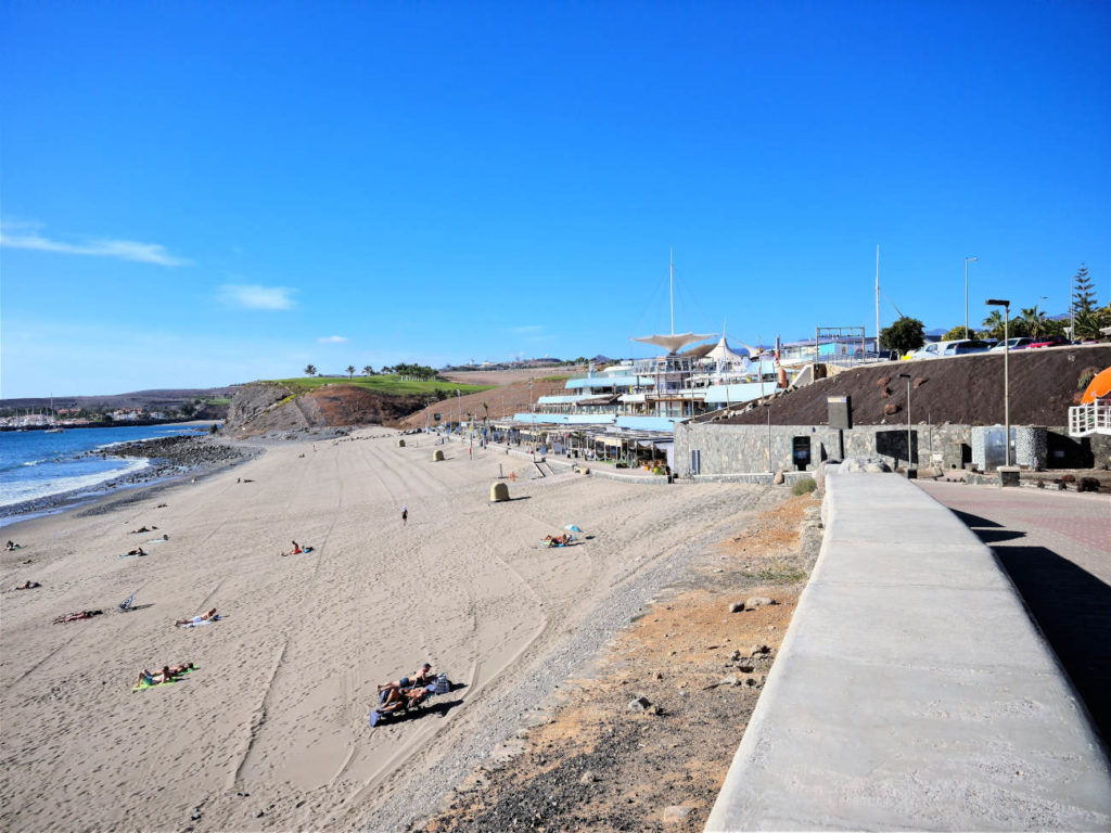 Von der Küstenpromenade Paseo de las Meloneras aus erreichst du den Familienstrand Playa de Meloneras