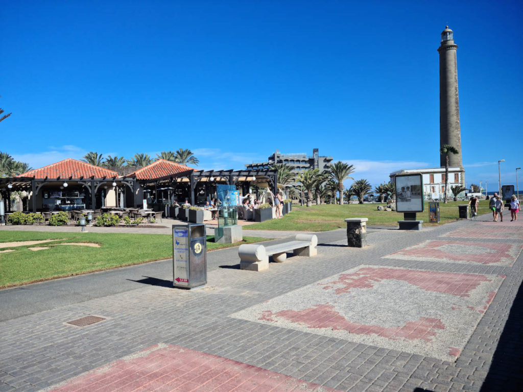 Von der Prromenade aus Paseo de las Meloneras kannst du verschiedene Einkaufscenter, Shops Boutiquen, Cafès und Restaurants erreichen