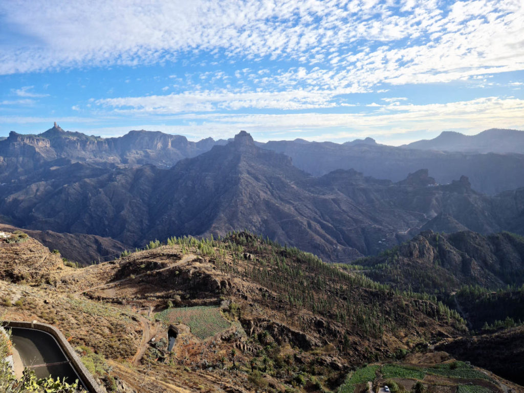 links das Inselwahrzeichen den Roque Nublo noch zu erkennen, links mittig das Naturmonument Roque Bentayga