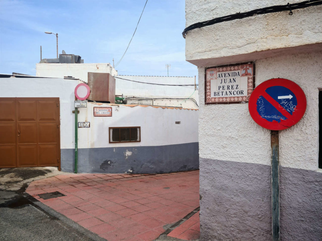 zwischen den Häusern hindurch von der Straße gelangst du zur Playa de Ojos de Garza