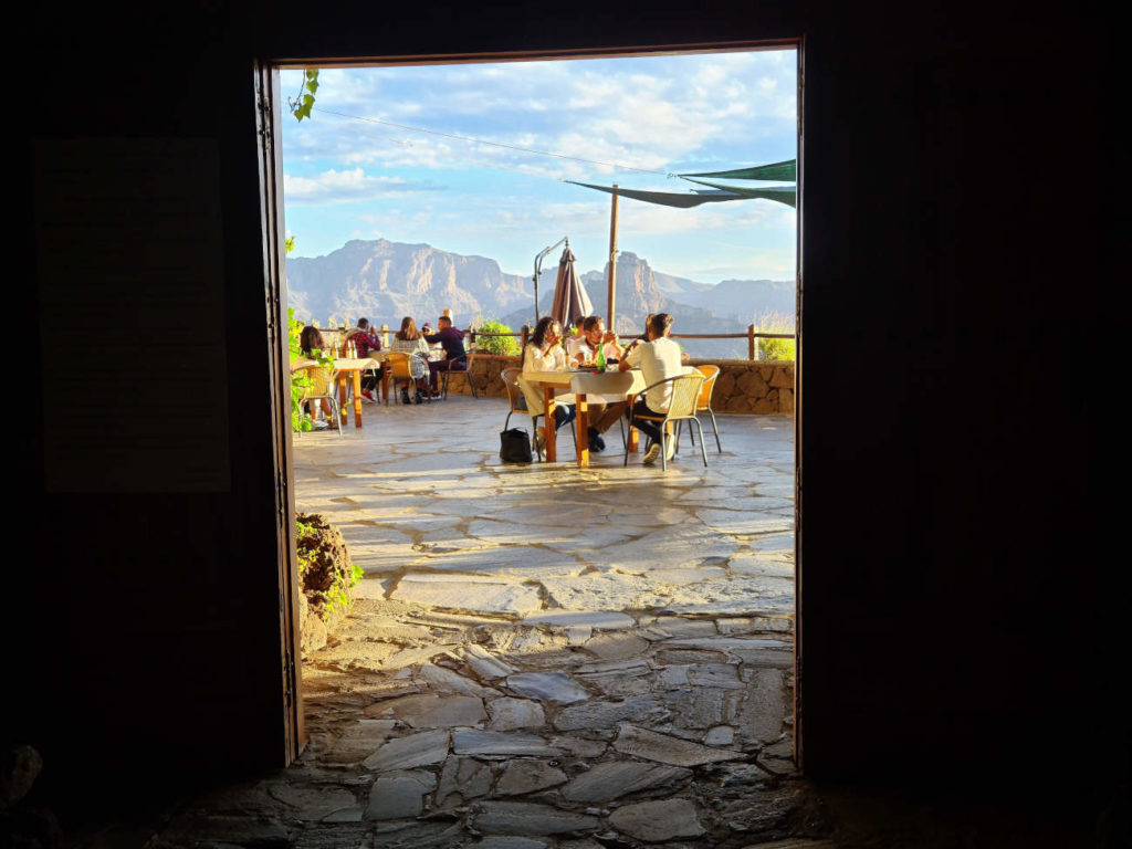 Die Aussichtsplattform befindet sich auf der Terrasse vom Restaurant Mirador la Cilla