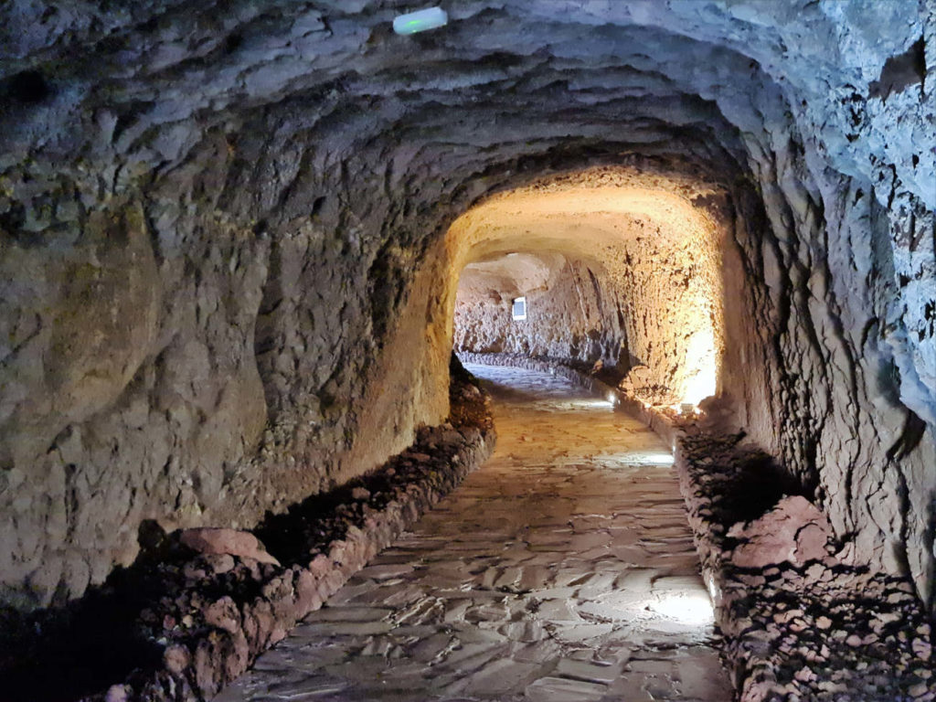 ein etwa 50 Meter langer Tunnel führt durch den Berg