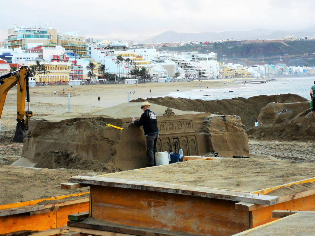 Aufbauarbeiten Weihnachts Sandkrippe Las Palmas 2020