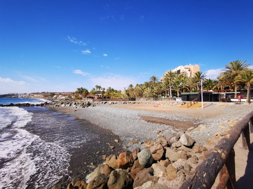 Im Westen grenzt der Strand Playa Bahia Feliz an