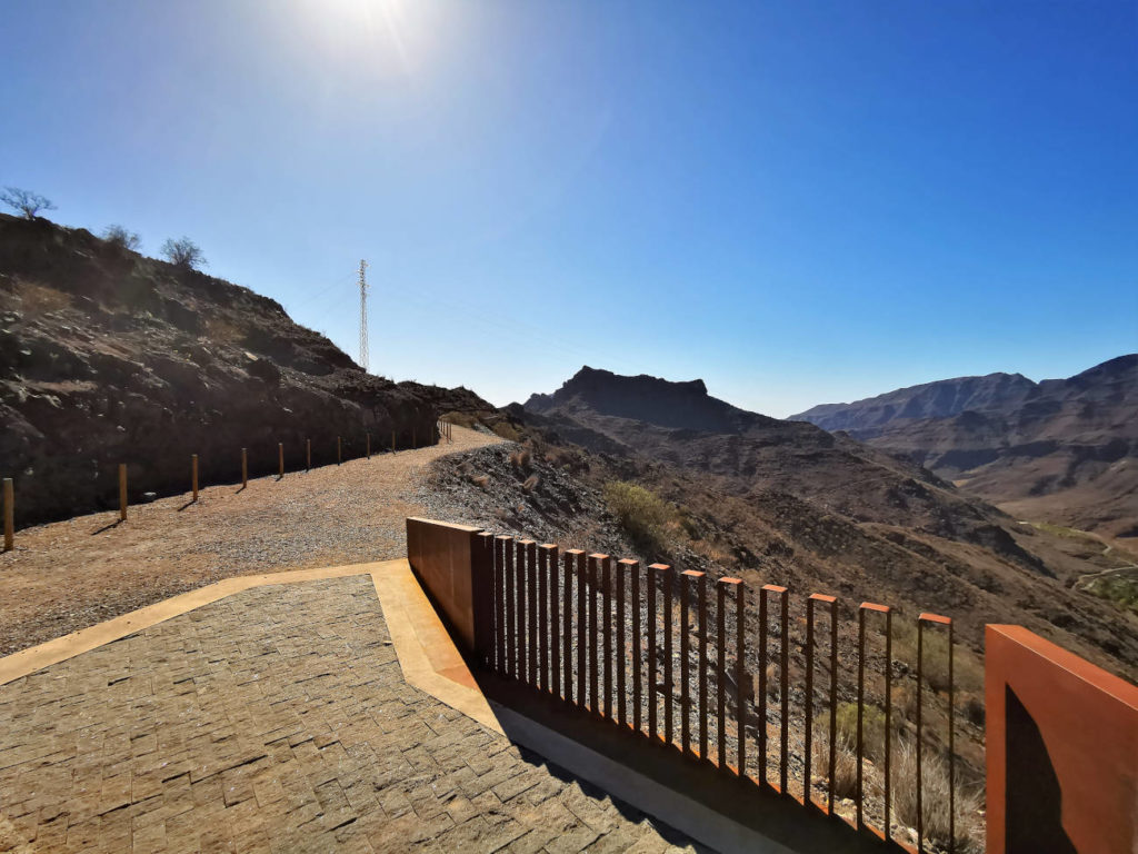 Vom Aussichtspunkt startet ein Wanderweg Richtung Cruz de Mogán