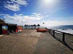 Wind Sufing Verleih ist am Strand vorhanden