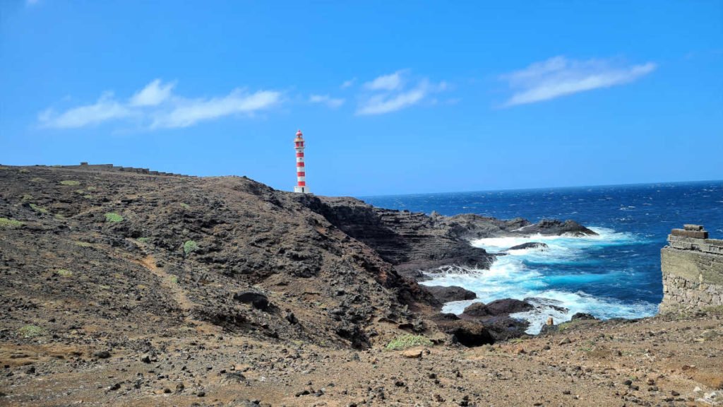 Blick auf die Landspitze Punta de Sardina mit dem Leuchtturm Faro Sardina bei Galdar Gran Canaria