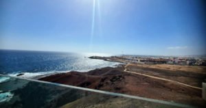 Blick auf Arinaga mit dem Strand Playa Muelle Viejo Arinaga und Küstenabschnitt Risco Verde Gran Canaria