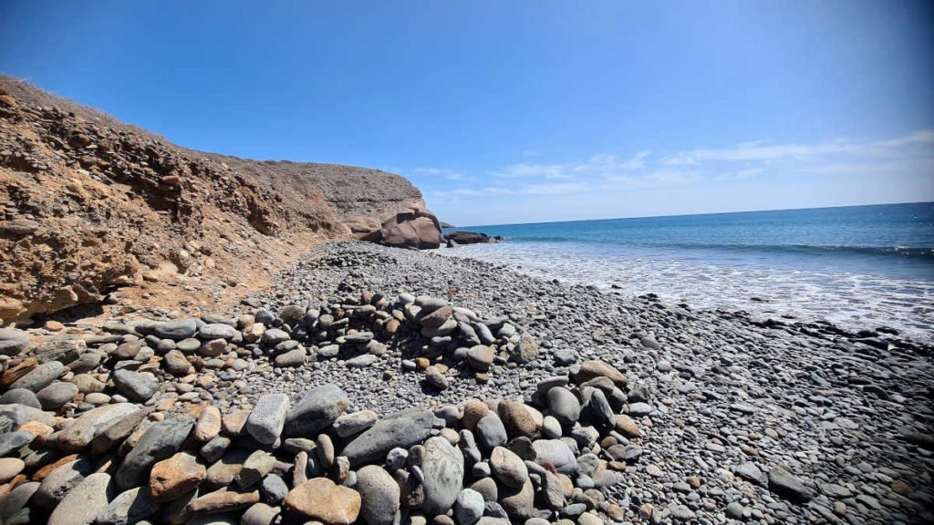 zahlreich Kreise aus Steinen befinden sich entlang der Küste am Playa del Llanillo Santa Agueda Gran Canaria