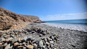 zahlreich Kreise aus Steinen befinden sich entlang der Küste am Playa del Llanillo Santa Agueda Gran Canaria
